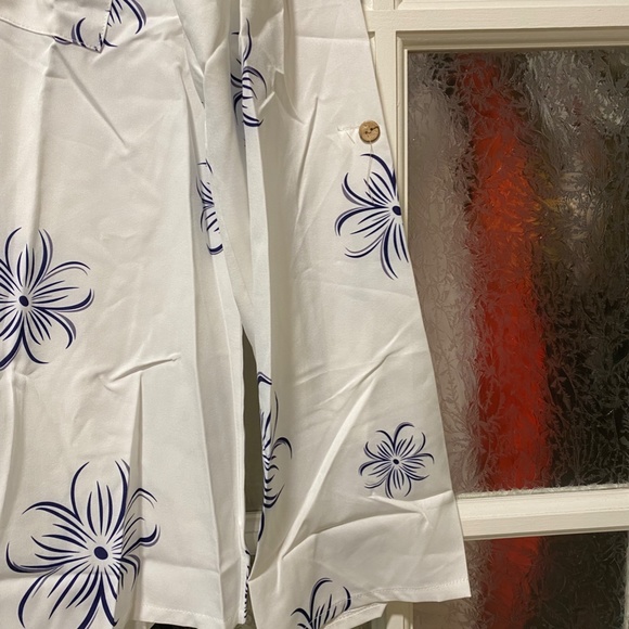 Breezy Blouse With Stand Up Collar - Picture 3 of 8